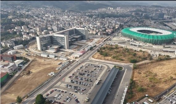 Bursa Ali Osman Sönmez Hastanesi ve çevresinin kuşbakışı görünümü.