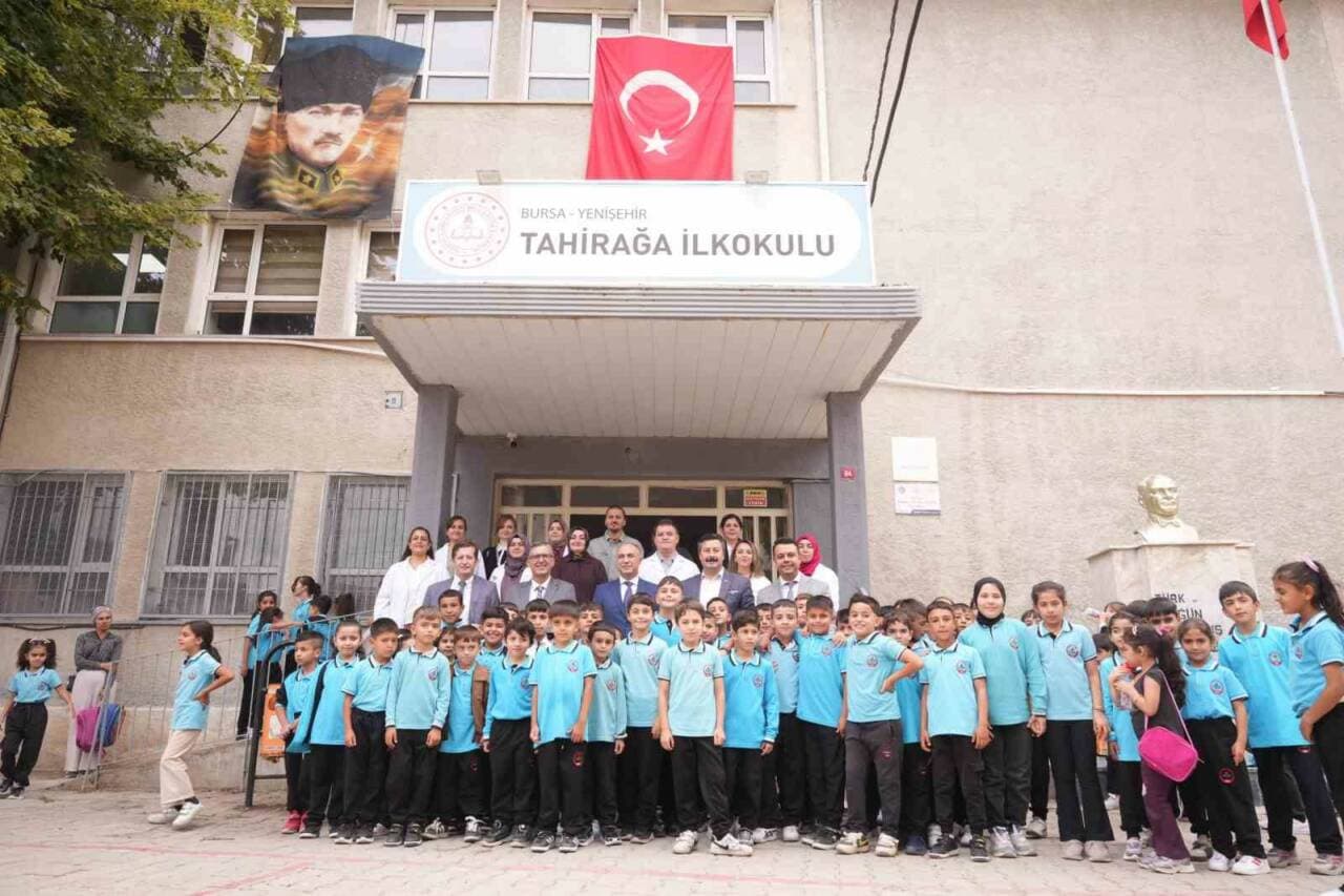 Yenişehir Belediye Başkanı Ercan Özel, Mezun Olduğu İlkokulu Ziyaret Etti