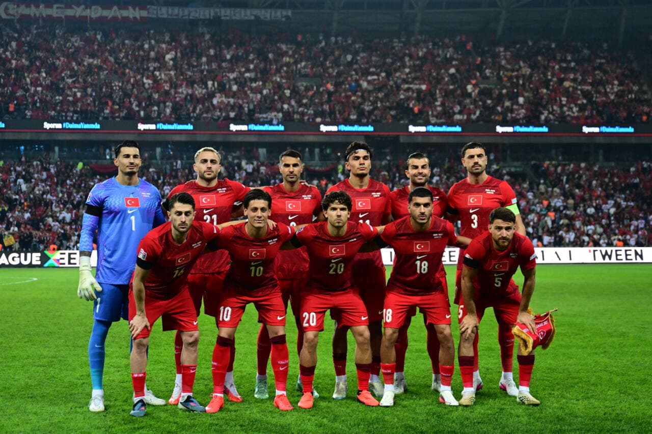 A Milli Futbol Takımı oyuncuları sahada poz veriyor