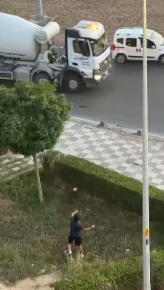 Çerkezköy'de seyir halindeki tıra taş atan kişi, cep telefonu görüntüsü.