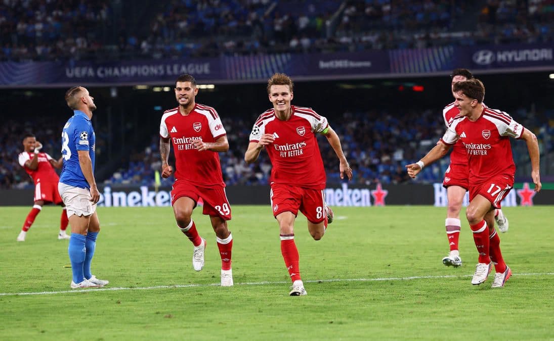 Arsenal'den Martin Odegaard ve takım arkadaşları Napoli maçında gol sevinci yaşarken.