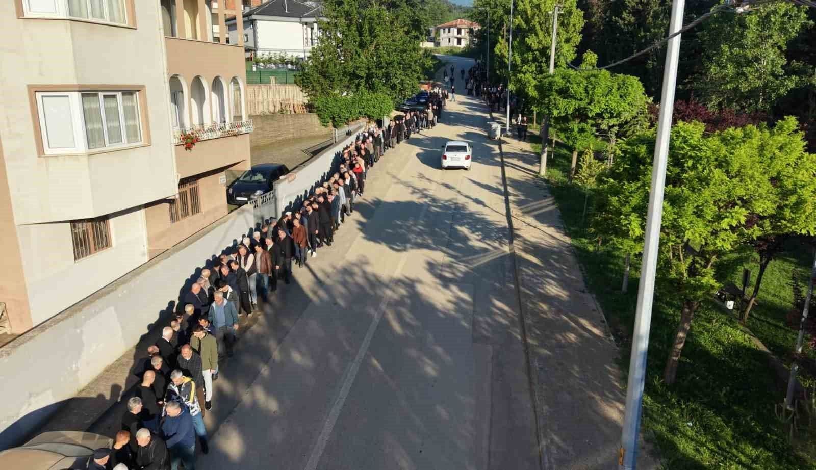 Bursa'nın İnegöl ilçesindeki Cerrah Mahallesi'nde Kurban Bayramı için bir araya gelen vatandaşların oluşturduğu geleneksel bayramlaşma kuyruğu.