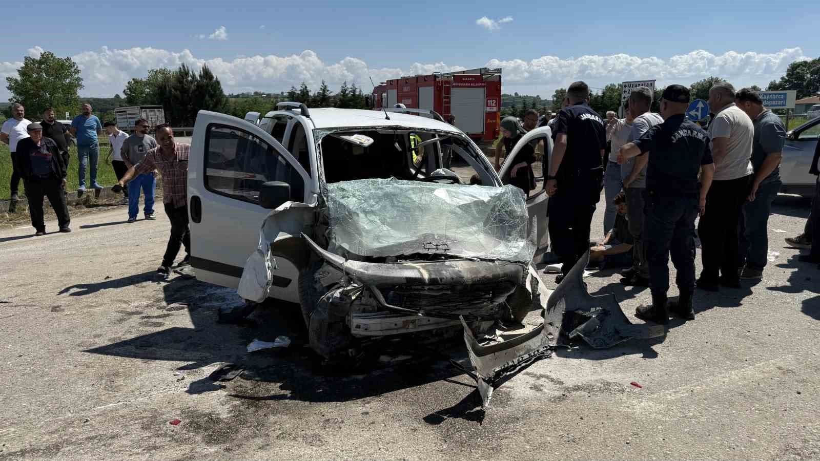 Sakarya'da meydana gelen trafik kazası sonrası hurdaya dönen hafif ticari araç ve olay yerinde inceleme yapan jandarma ekipleri.