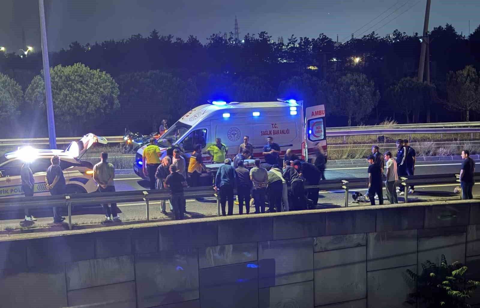 Tekirdağ Kapaklı'da otomobil ve motosikletin karıştığı trafik kazası sonrası olay yeri, ambulans ve polis ekipleri.