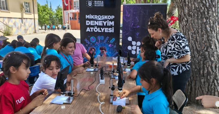 Bursa köy okulları bilim atölyesi, öğrenciler mikroskop kullanıyor.
