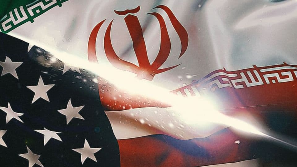 İran ve ABD bayrakları, ortalarında parlak bir ışıkla gerilimi simgeliyor.