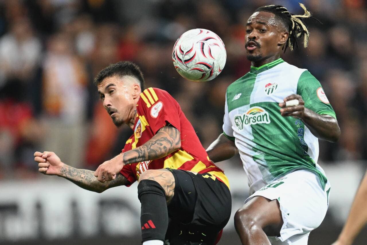 Trendyol 1. Lig maçında Bursasporlu ve Kayserisporlu futbolcular top kapma mücadelesinde.