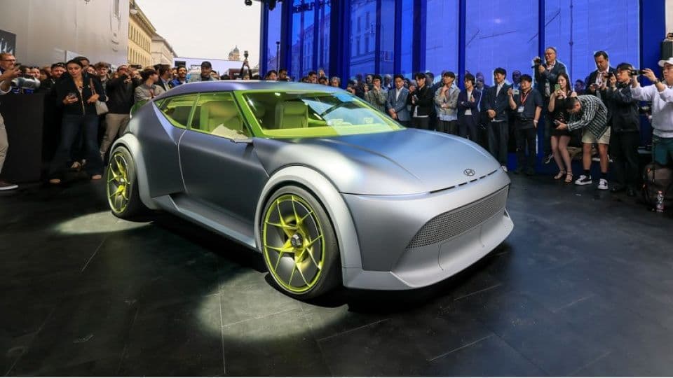 Hyundai'nin Türkiye'deki yeni elektrikli araç batarya fabrikasının montaj hattından bir görünüm.