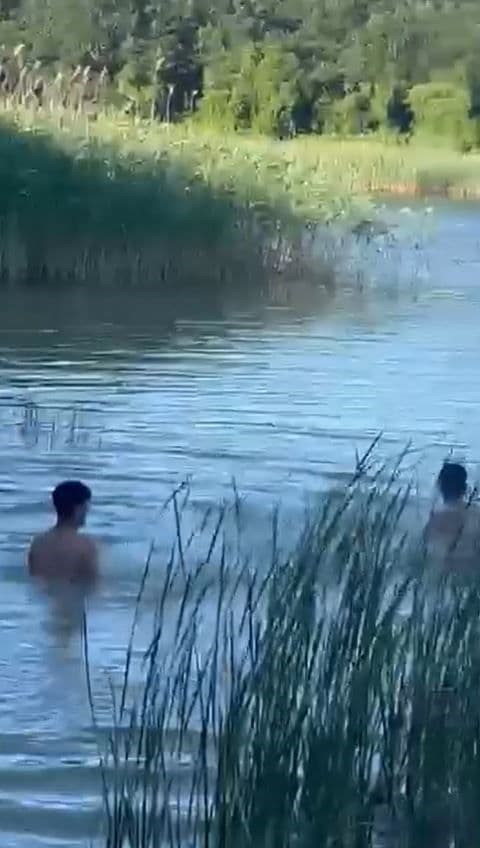 Arnavutköy İmrahor Göleti'nde tehlikeli bir şekilde yüzen çocuklar.