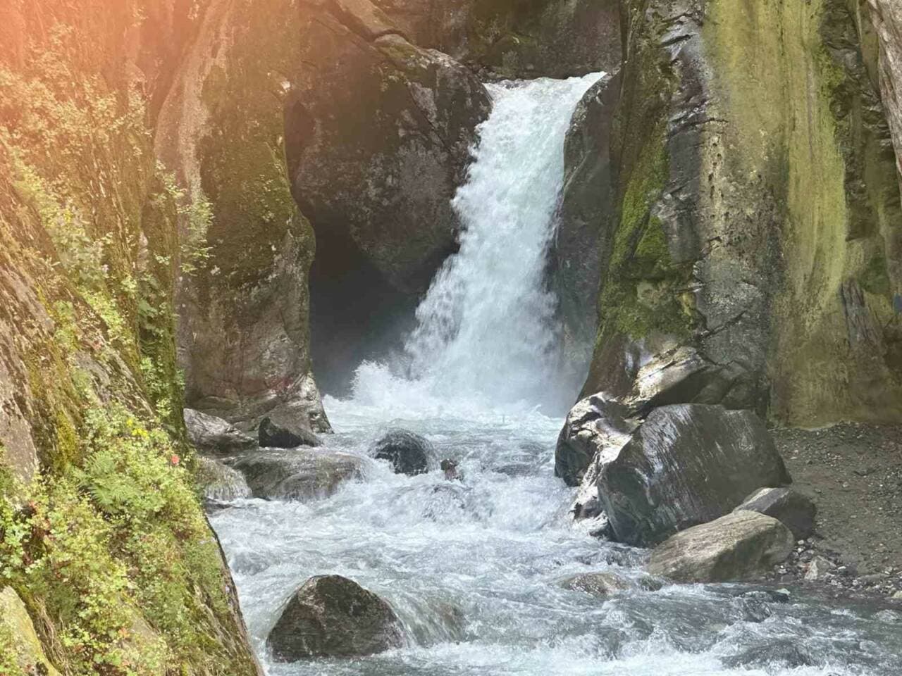 Bursa Uludağ'da karların erimesiyle kayalıklar arasından coşkun bir şekilde akan şelale.