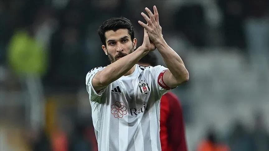 Beşiktaş'ın Efsane Kaptanı Necip Uysal Futbolu Bırakıyor