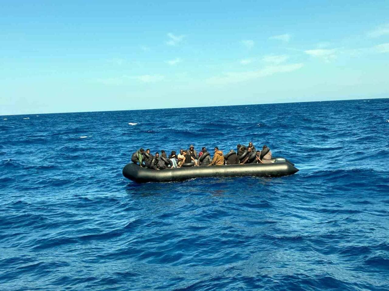Dalaman açıklarında lastik botta yakalanan düzensiz göçmenler
