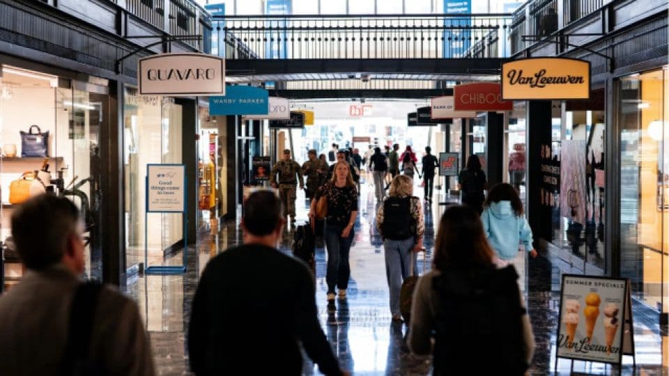ABD'de bir alışveriş merkezinde yürüyen insanlar ve mağazalar.