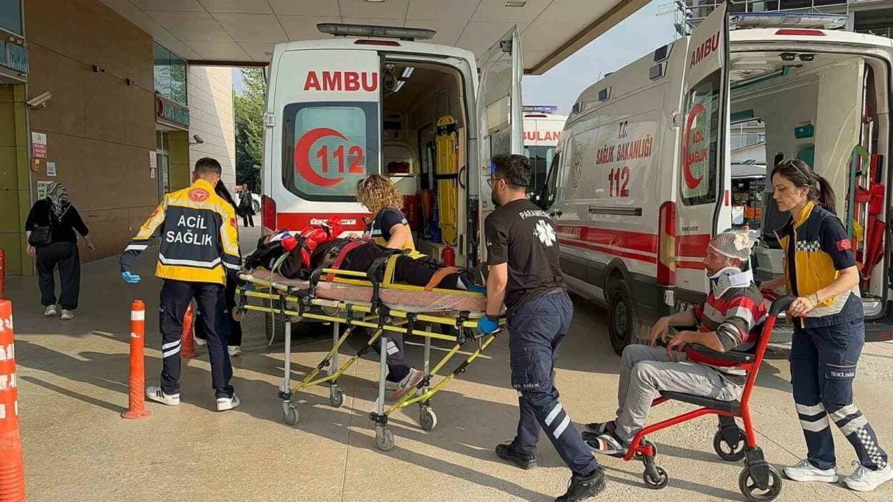 Bursa İnegöl'de trafik kazası sonrası yaralıların ambulansla hastaneye sevki