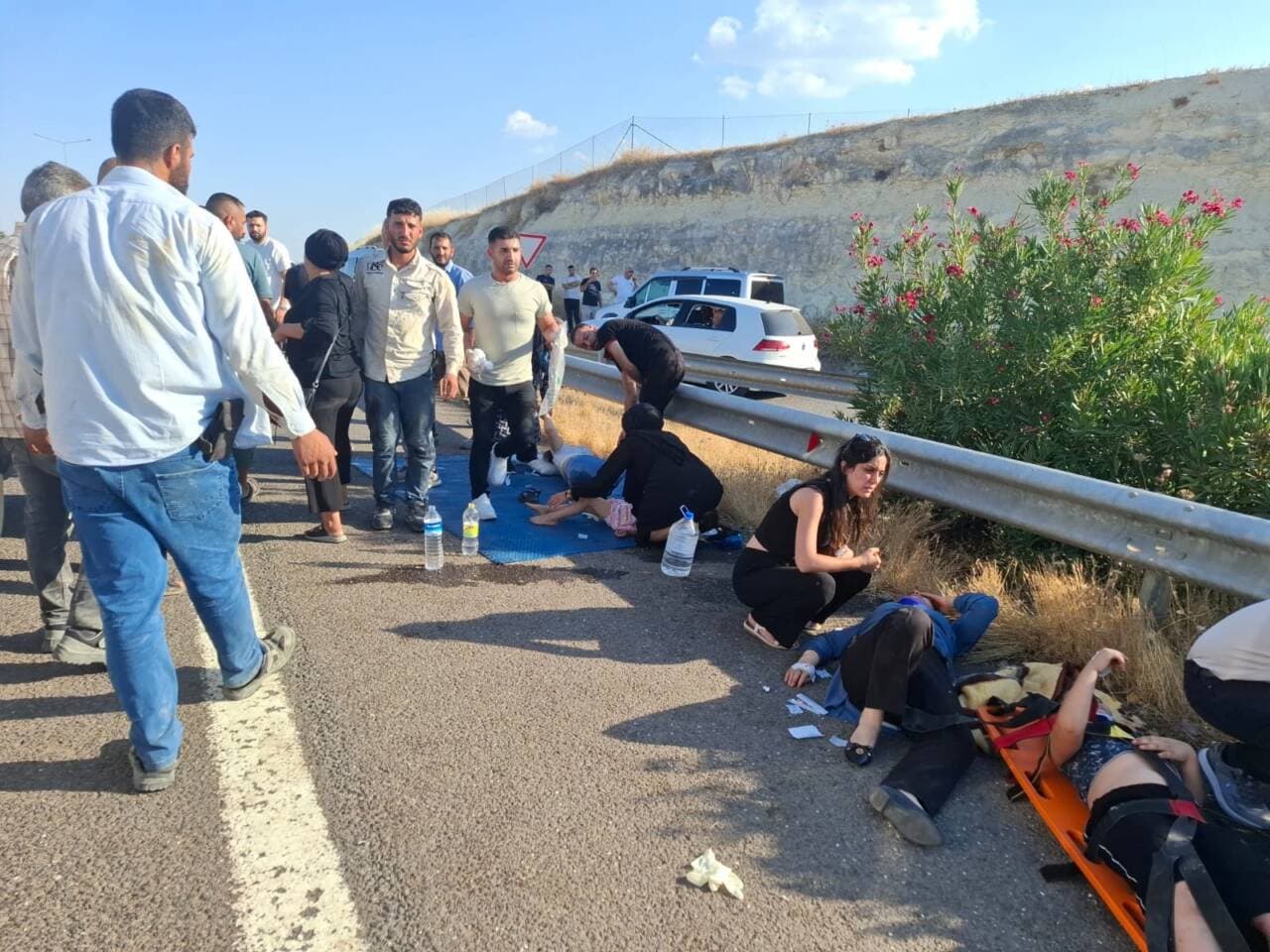 Halfeti-Birecik karayolunda meydana gelen trafik kazası sonrası olay yeri, yaralılar ve ekipler.