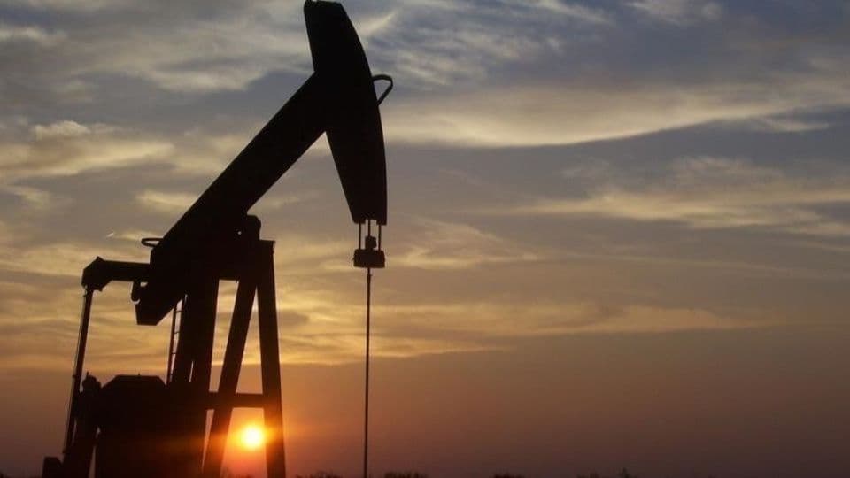 Hürmüz Boğazı'nda seyreden petrol tankeri ve askeri gemi silüetleri.