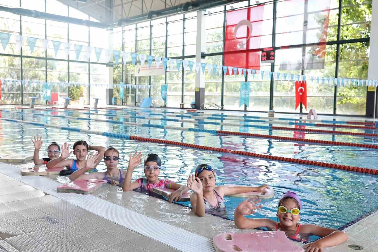 Nilüfer'de kırsal mahallelerden gelen çocukların yüzme havuzunda eğitim alırken çekilmiş fotoğrafı.