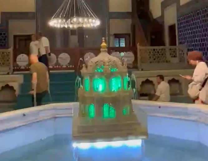 Bursa Yeşil Cami'nin iç avlusundaki havuzda ışıklı cami motifleri