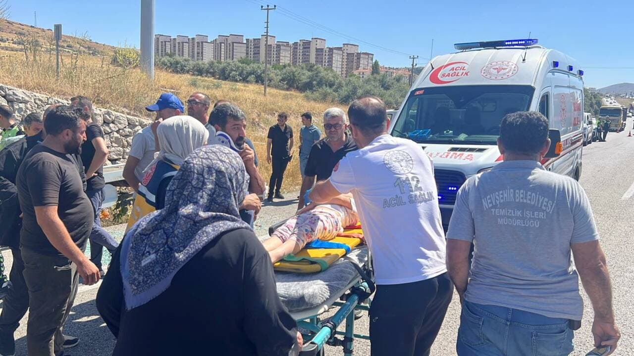 Aksaray'da çekici ve traktör çarpışması sonrası olay yerinde sağlık ekiplerinin yaralılara müdahalesi.
