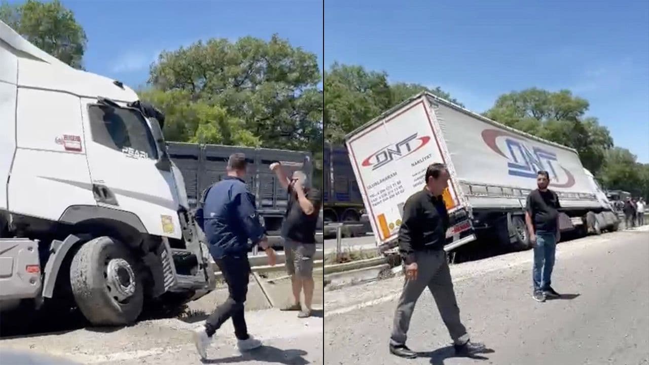 Bursa Karacabey'de lastiği patlayarak devrilen TIR'ın kaza sonrası görüntüsü