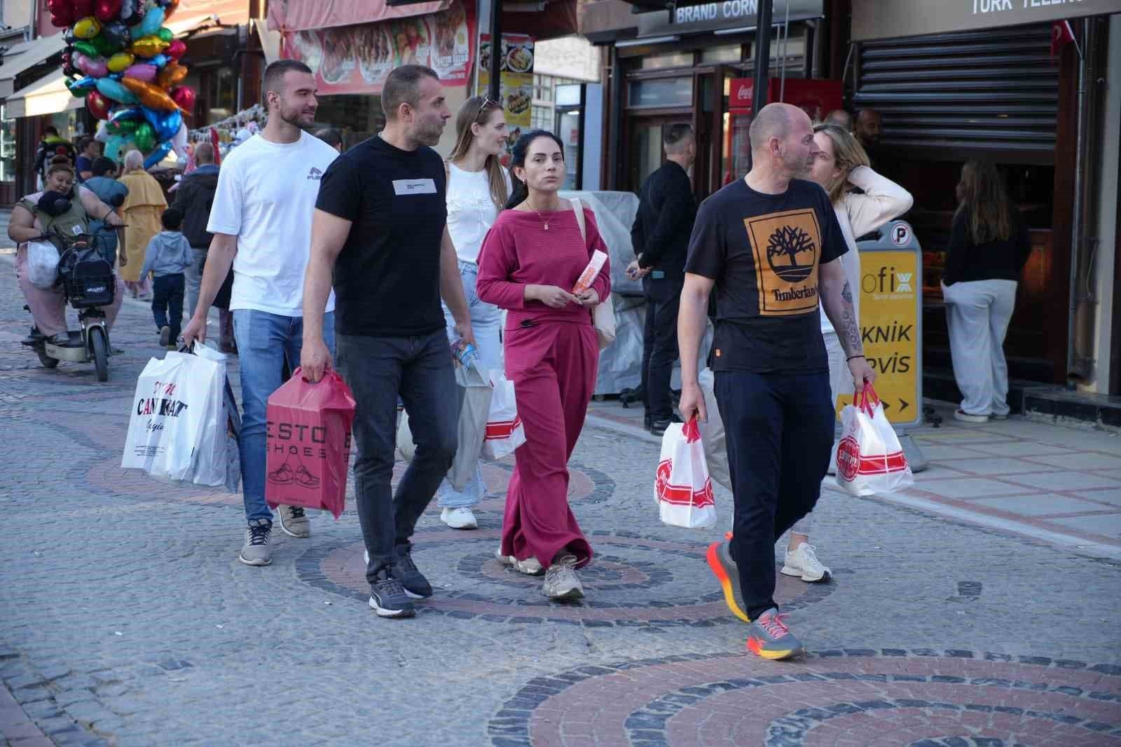 Edirne'de bahar turizmiyle canlanan çarşıda alışveriş yapan kalabalık turistler.