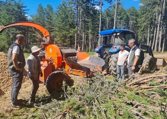Bursa'da orman yangınlarına karşı güvenli koridor çalışması yapan ekipler ve iş makineleri.