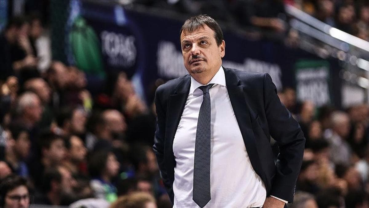 Panathinaikos Başantrenörü Ergin Ataman, basketbol maçı sırasında kenarda duruyor.