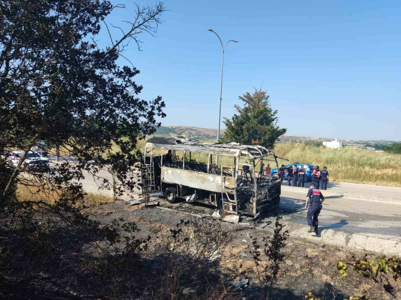 Bursa Mustafakemalpaşa'da yanan servis otobüsü ve olay yerindeki ekipler