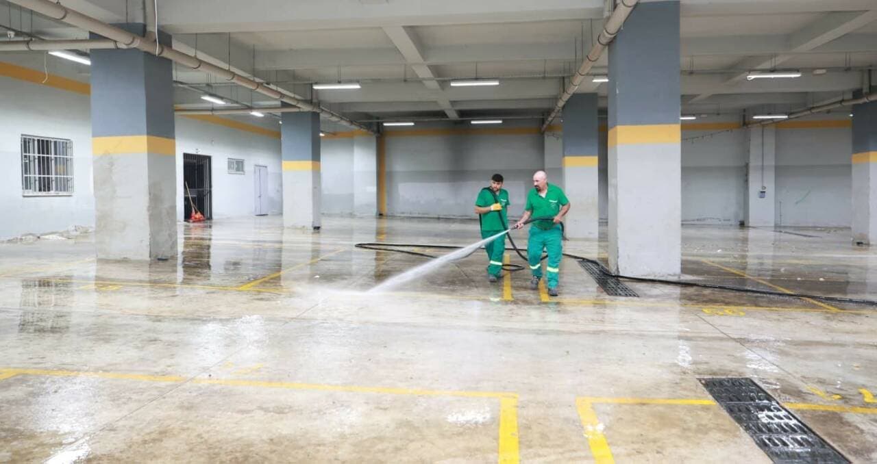 Osmangazi Belediyesi temizlik ekipleri pazar yerini tazyikli suyla yıkıyor