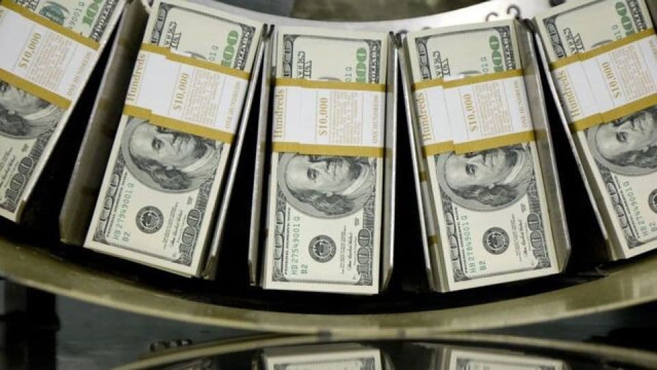 Dolar banknotları, döviz mevduatlarındaki düşüşü simgeliyor.