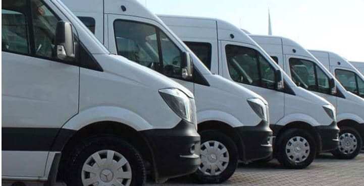 Bursa'da güncellenen öğrenci ve personel servis ücretlerini temsil eden beyaz servis minibüsleri.
