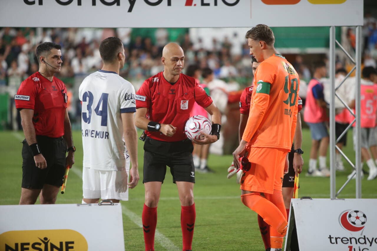 Bursaspor'da Tarihi An: 19 Yaşındaki Kaleci Kerem Matışlı En Genç Kaptan Oldu