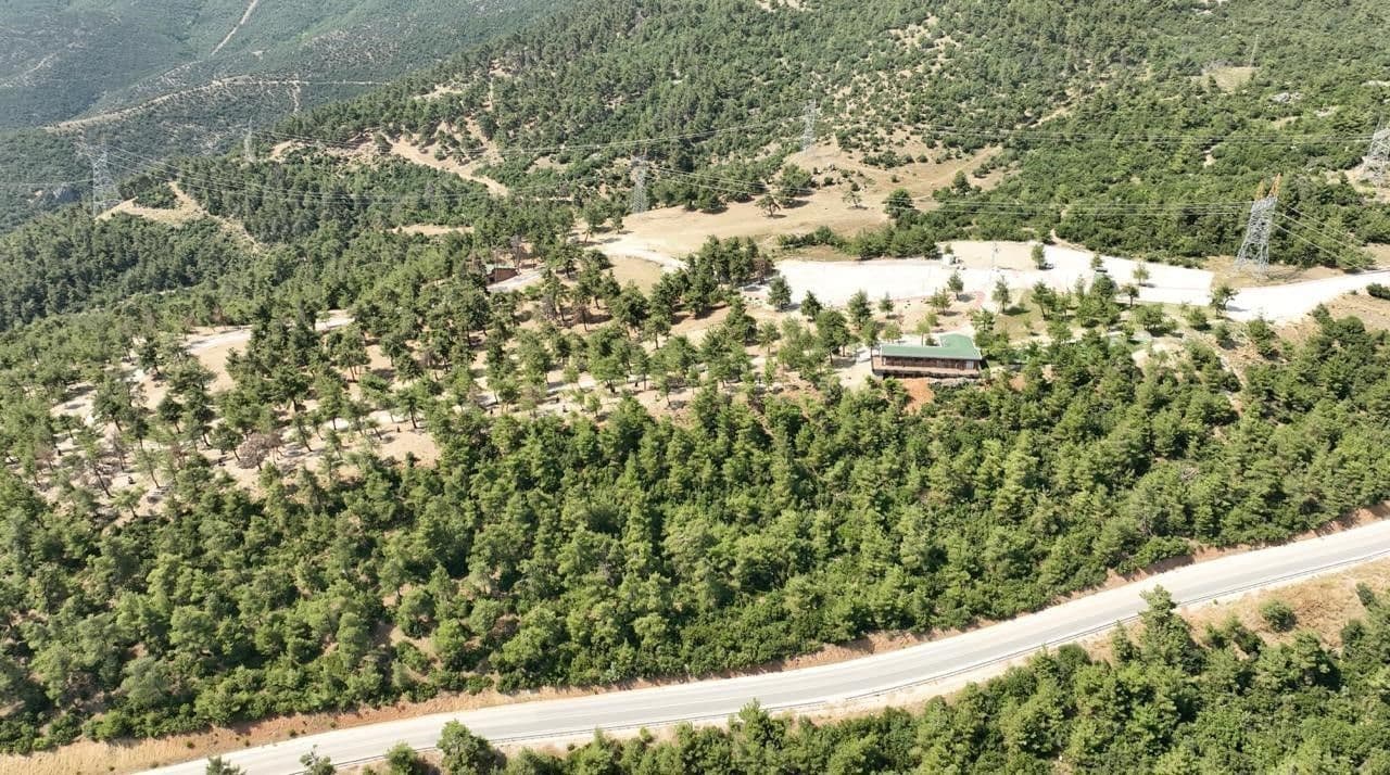 Bursa Gürsu Kule Orman Parkı'nın yangın sonrası yenilenmiş halinin havadan görünümü.