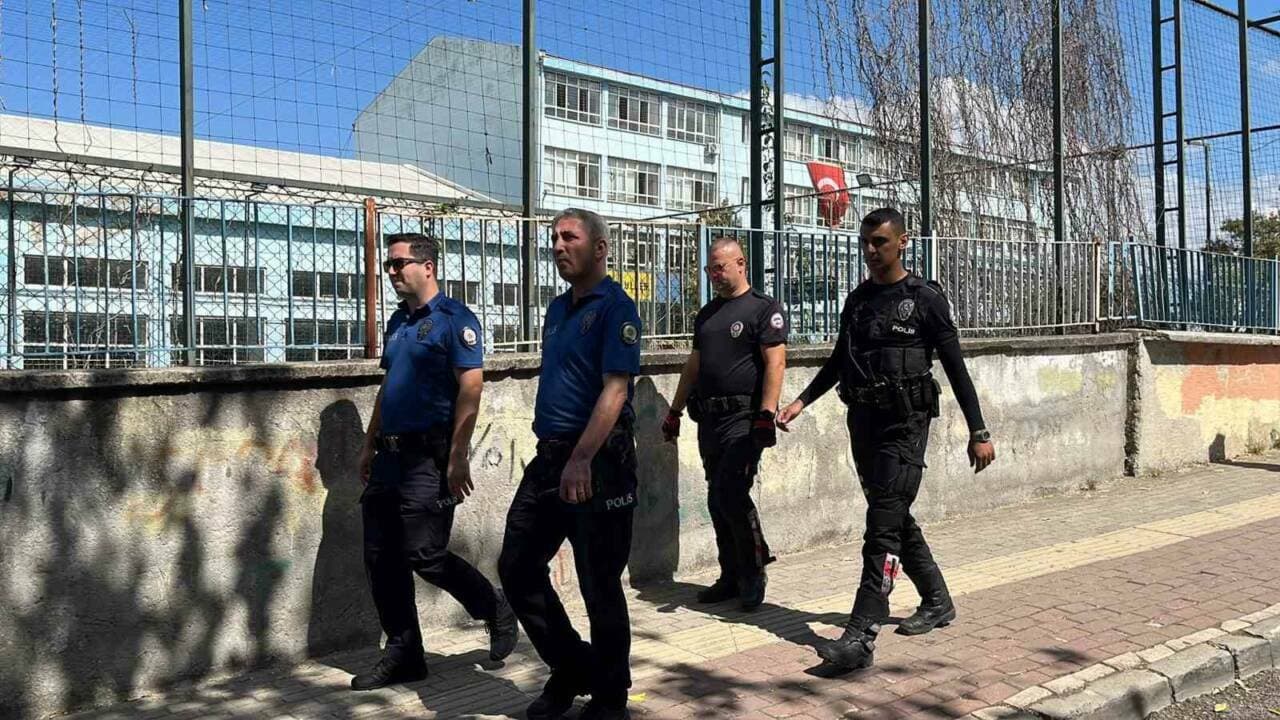 Bursa'da Okul Çevrelerinde Polis Denetimleri Sıkılaştırıldı