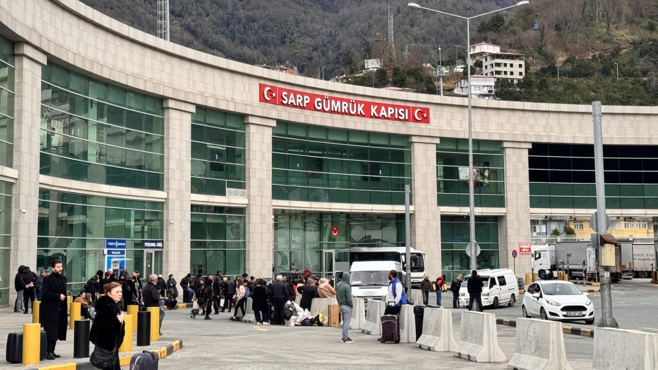 Sarp Sınır Kapısı'nda yolcu ve araç yoğunluğu.