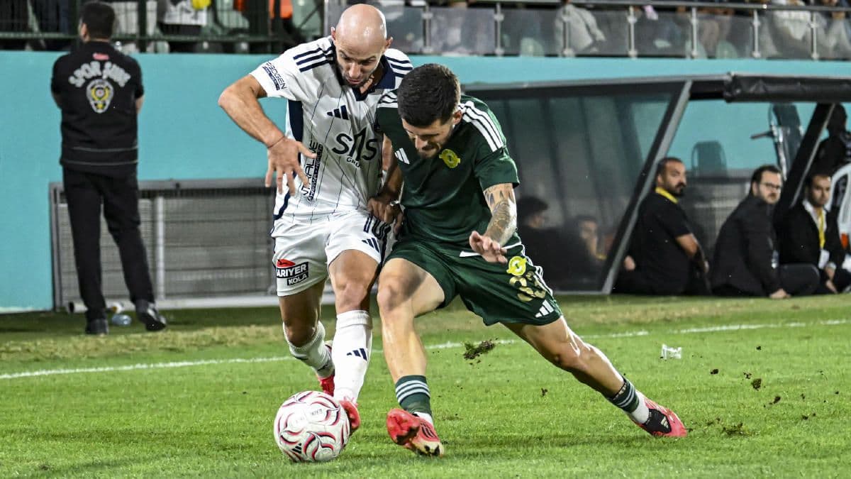 Trendyol 1. Lig maçında Esenler Erokspor ve Sarıyerli futbolcular top mücadelesi veriyor.
