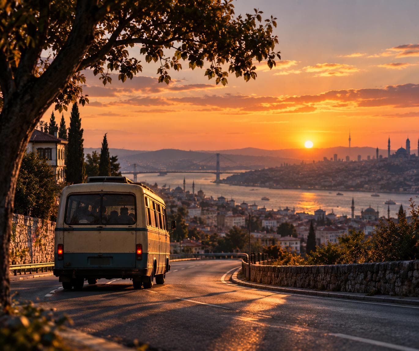Gün batımında İstanbul Boğazı manzaralı yolda ilerleyen eski bir minibüs. Şehir silüeti ve köprü ufukta görünüyor, gökyüzü turuncu tonların…