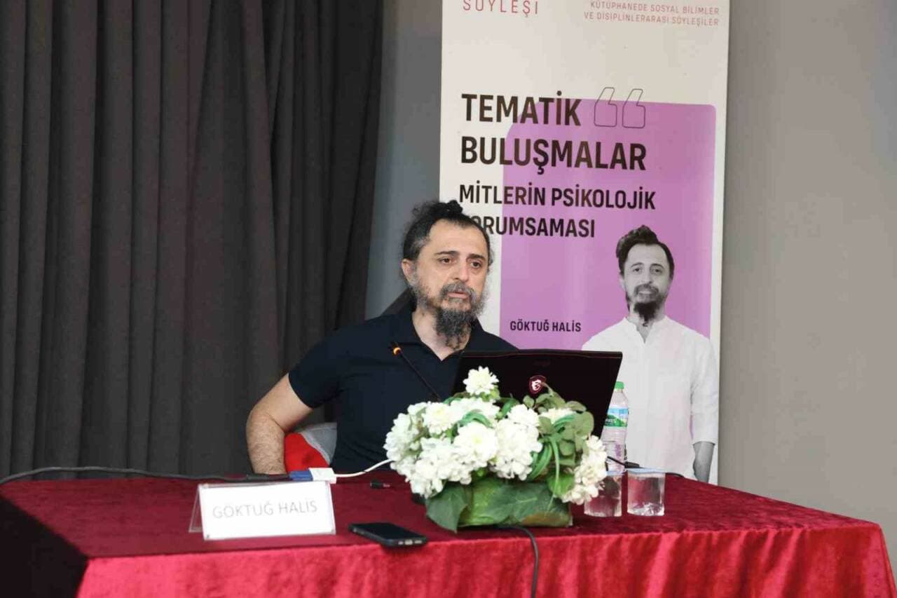 Yazar ve akademisyen Göktuğ Halis, Nilüfer Belediyesi'nin 'Tematik Buluşmalar' etkinliğinde mitlerin psikolojik etkilerini anlatırken.