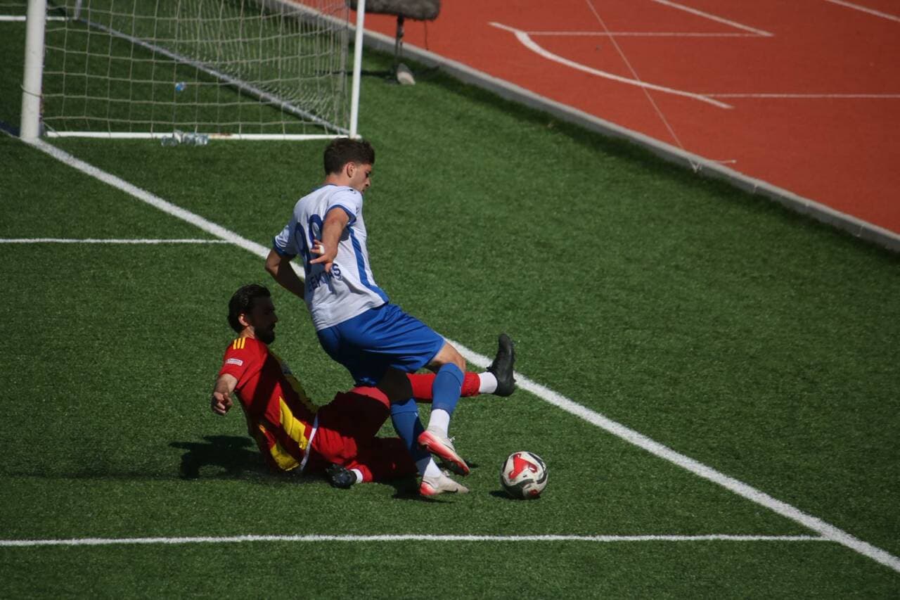 Bursa Yıldırımsporlu futbolcular maç sırasında top mücadelesi veriyor.
