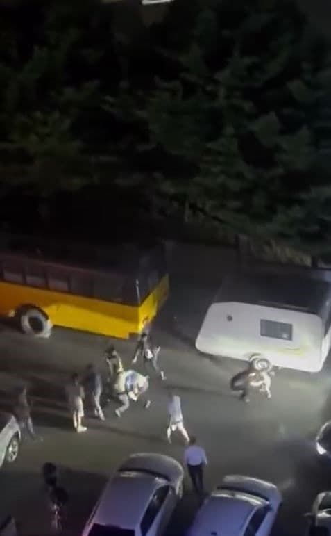 Beylikdüzü'nde yol verme kavgası sırasında darp edilen baba ve olayın yaşandığı cadde.