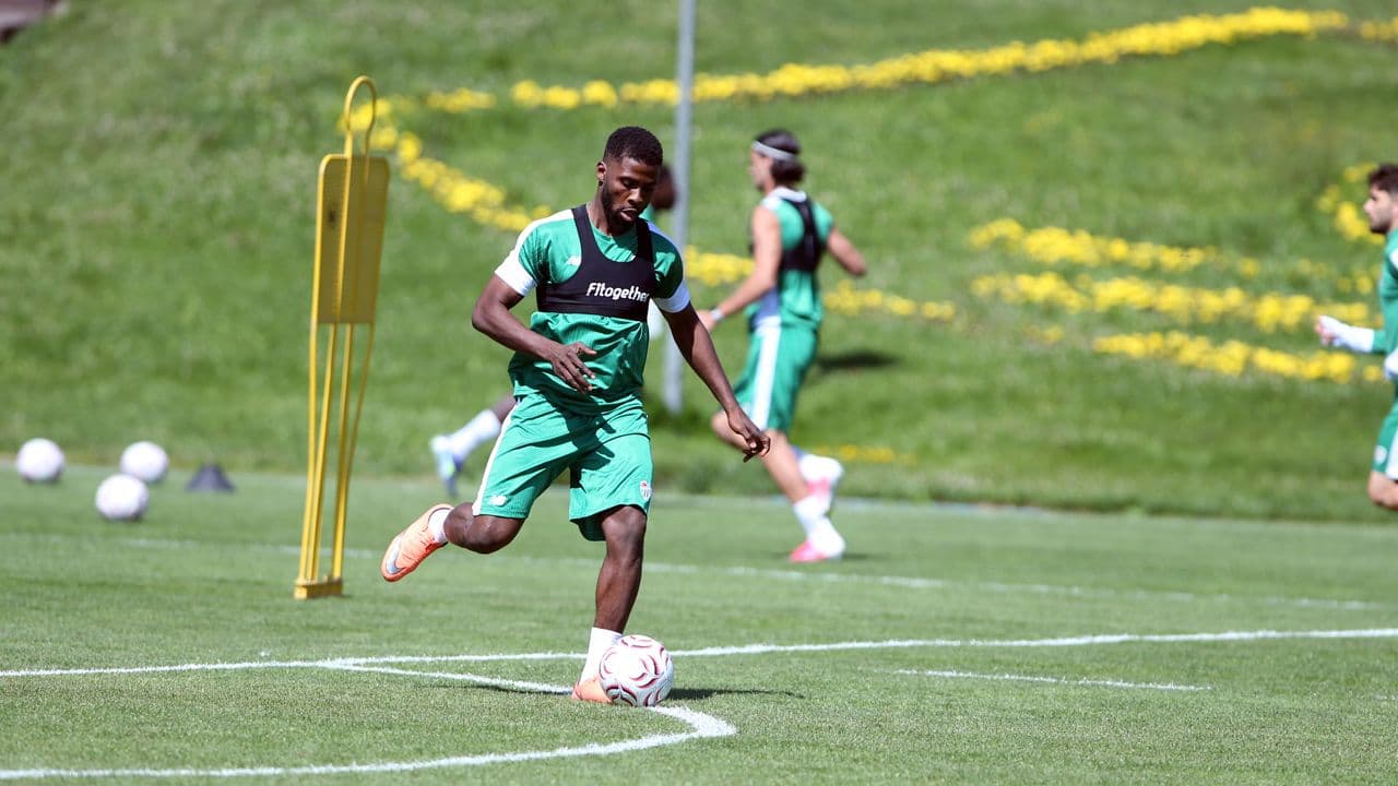 Bursaspor'un Yeni Golcüsü Iheanacho İlk Antrenmanına Katıldı