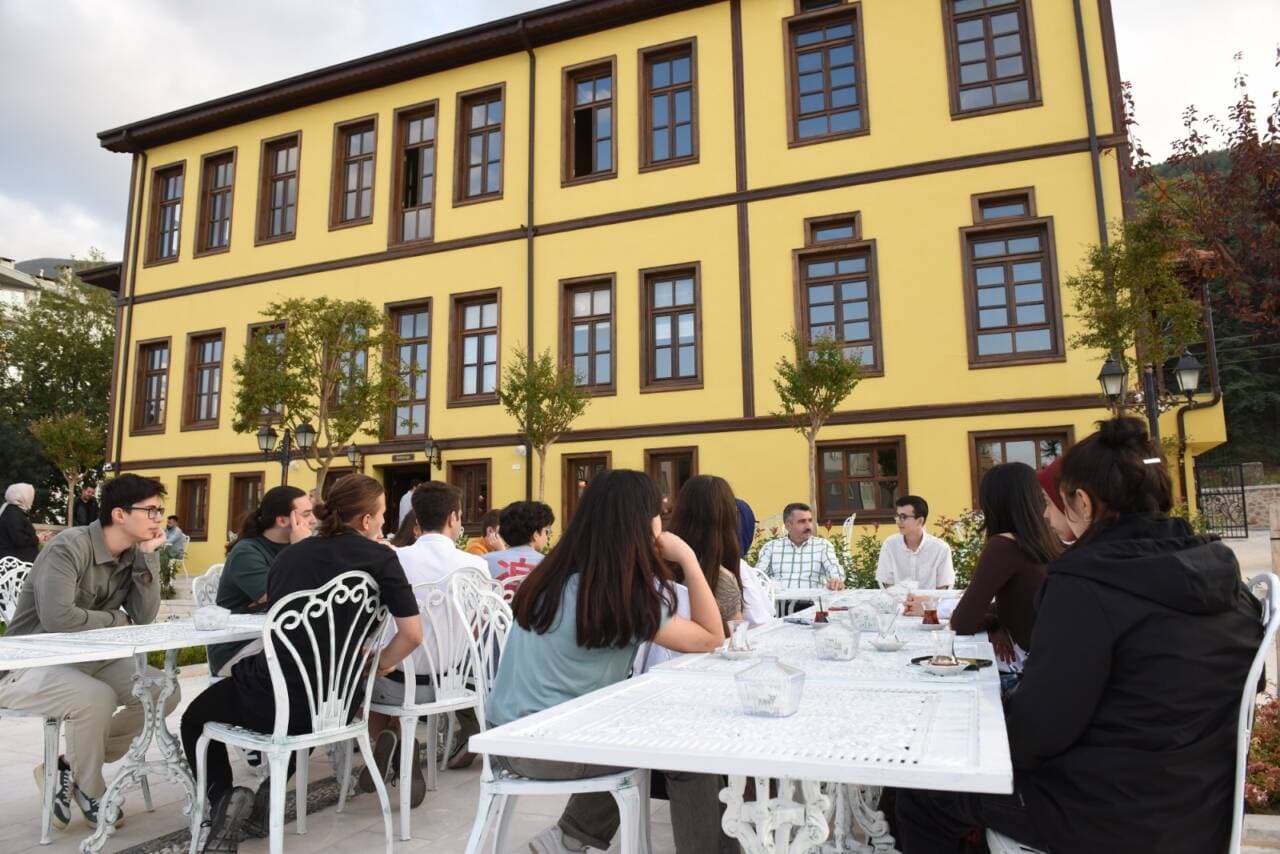 Bursa'nın Yeni Kültür Merkezi Alev Alatlı'ya Yoğun İlgi