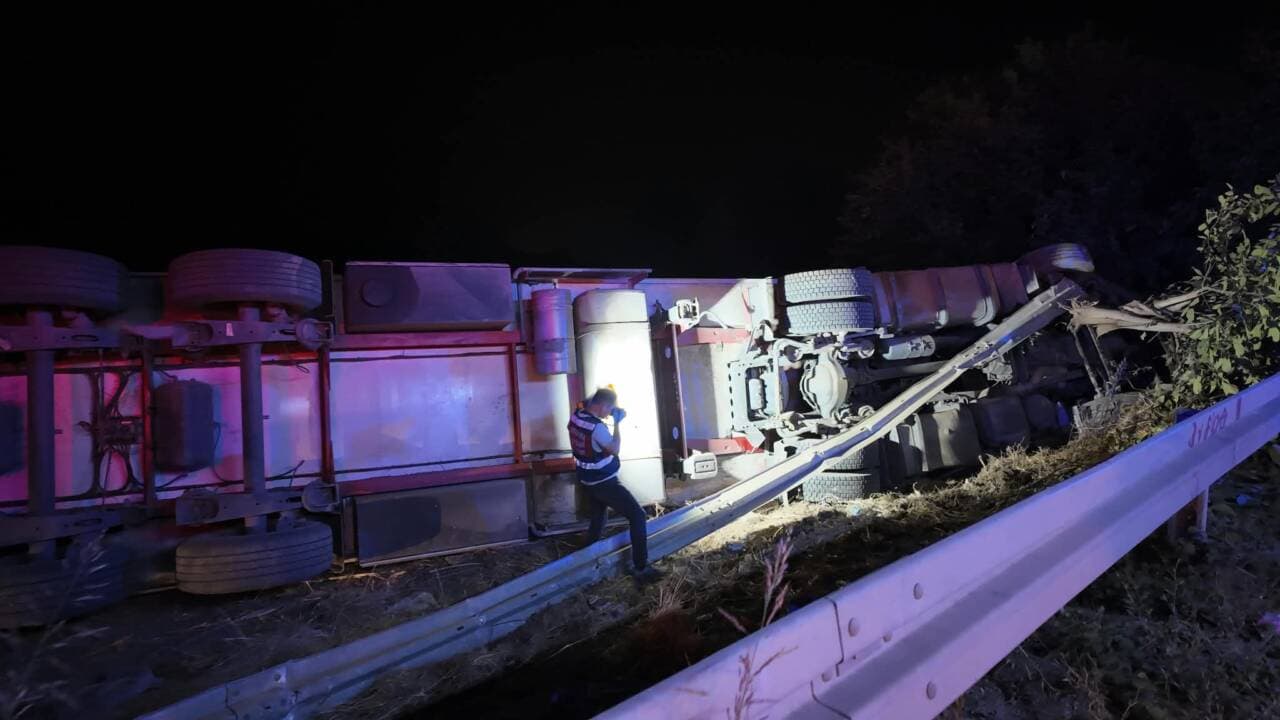 Bursa'da iki gencin hayatını kaybettiği trafik kazası sonrası devrilen tırın gece görünümü.
