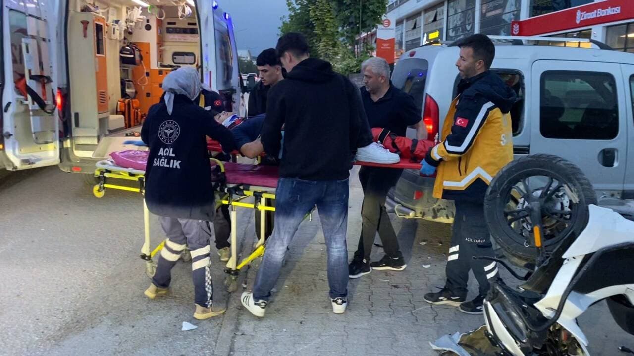 İnegöl'de motosiklet kazası sonrası olay yerinde sağlık ekiplerinin yaralıya müdahalesi