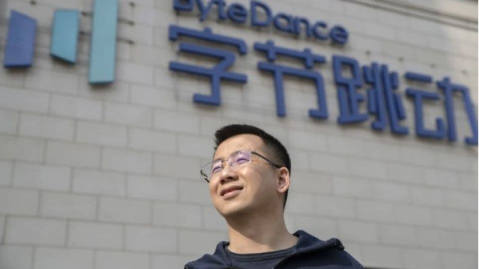 TikTok'un kurucusu Zhang Yiming, ByteDance şirket binasının önünde duruyor.