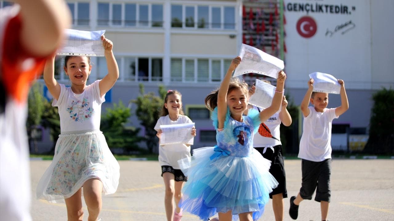 Okullarda Son Ders Zili Çaldı: Milyonlarca Öğrenci Yaz Tatiline Başladı
