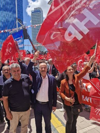 Bursa'dan Hayri Türkyılmaz ve Gülbahar Türkyılmaz çifti, CHP Genel Merkezi önünde Kemal Kılıçdaroğlu'na destek için bayrak sallıyor.