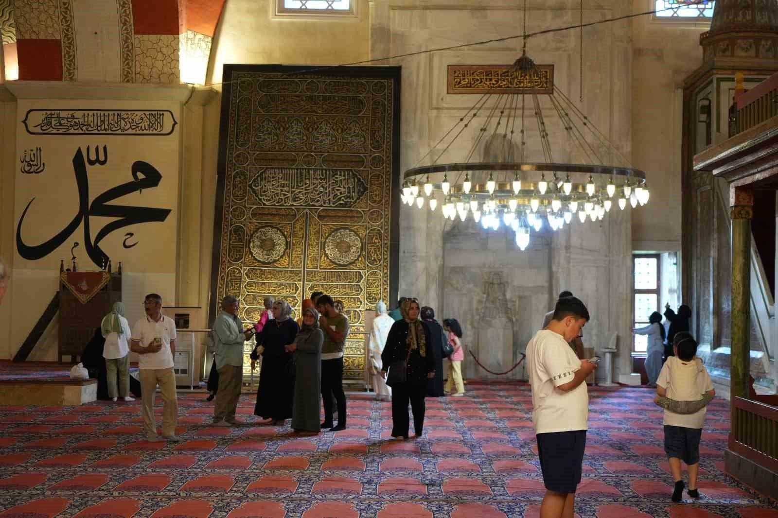 Edirne Eski Cami'de Kurban Bayramı'nda Kabe emanetlerini ziyaret eden insanlar.