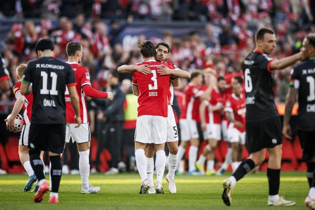 Hollanda Kupası Finalinde Hakemden Şaşırtan Hareket: Maç Ortasında Telefonla Konuştu