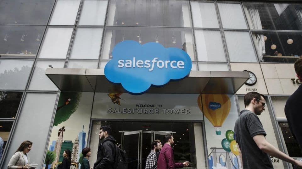 Salesforce Tower binasının ön cephesi ve bulut şeklindeki Salesforce logosu.